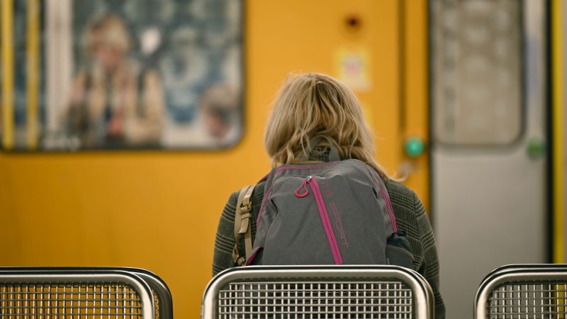 Die Berliner Grünen wollen die Sicherheit für weibliche Fahrgäste verbessern und schlagen spezielle Frauenabteile in der U-Bahn vor. (Archivbild)