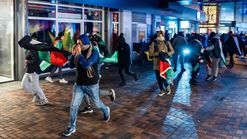 Rund um das Fußballspiel des niederländischen Erstligisten Ajax Amsterdam in der Europa League gegen Maccabi Tel Aviv ist es zu Zusammenstößen von propalästinensischen Demonstranten und der Polizei gekommen.