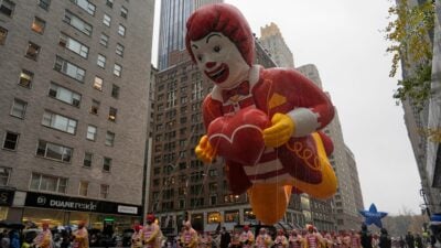 Pitschnasse Thanksgiving-Parade schwebt durch New York