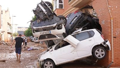 Autos wurden durch die Wassermassen in eine Hauswand in der Provinz Valencia gedrückt.