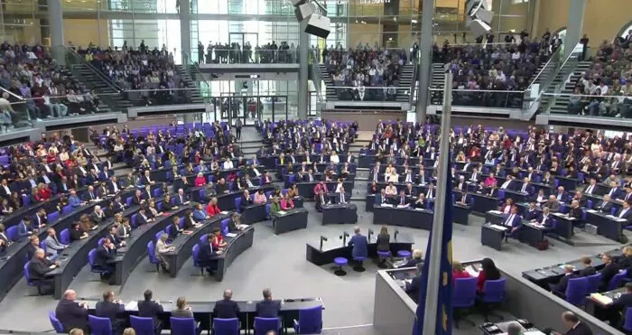Am 13. November 2024 war „volles Haus“ im Bundestag: Der Bundeskanzler gab eine Regierungserklärung ab, hitzige Debatten folgten. Nun wartet alles auf die Vertrauensfrage des Kanzlers am 11. Dezember. Foto: Bildschirmfoto/Bundestag.de