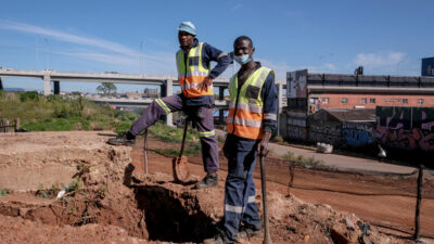 Südafrika: Hunderte illegale Bergleute in Mine erstmals wieder versorgt