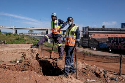 Südafrika: Hunderte illegale Bergleute in Mine erstmals wieder versorgt