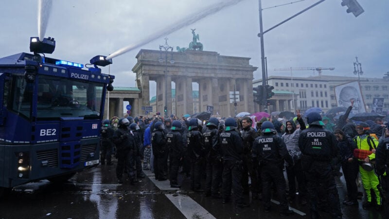 Infektionsschutzgesetz-Novelle vor vier Jahren: Wasserwerfereinsatz gegen Demonstranten in Berlin