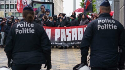 Wasserwerfer und Reizgas gegen Antifa: Demonstration vor dem Haus der Ungarn in Brüssel