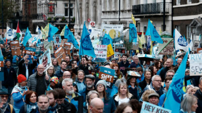 Tausende demonstrieren gegen Wasserverschmutzung in Großbritannien