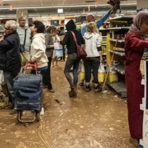 205 Todesopfer in Spanien, Lebensmittel werden knapp, Diebstähle in Einkaufzentren