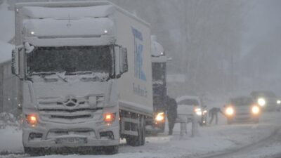 Wintersturm sorgt für Chaos in Großbritannien, Irland und Frankreich