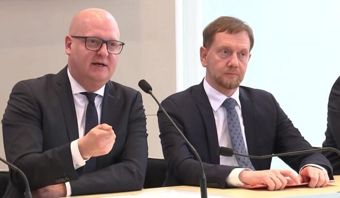 Der sächsische SPD-Vorsitzende Henning Homann (l.) und der designierte CDU-Ministerpräsident Michael Kretschmer stellten am 15. November 2024 ihre Pläne für eine gemeinsame Minderheitsregierung vor. Foto: Bildschirmfoto/MDR