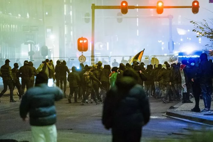 Rund um das Fußballspiel in Amsterdam kam es zu gewaltsamen Ausschreitungen.