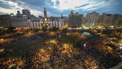 Tausende Demonstranten versammeln sich in Valencia zu einer von sozialen und zivilgesellschaftlichen Gruppen organisierten Demonstration, um den Umgang mit den jüngsten Überschwemmungen anzuprangern.