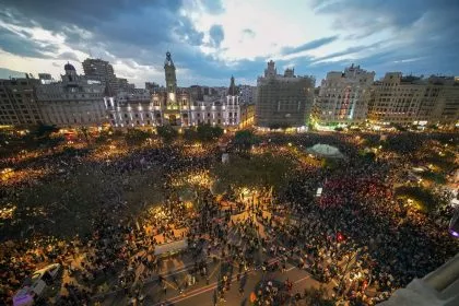 130.000 protestieren in Valencia gegen Flut-Missmanagement – König Felipe erneut im Flutgebiet
