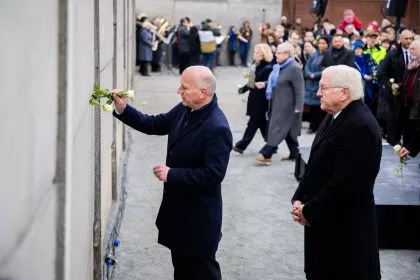 „Ohne Freiheit ist alles andere nichts“: Berliner Bürgermeister gedenkt Mauerfall