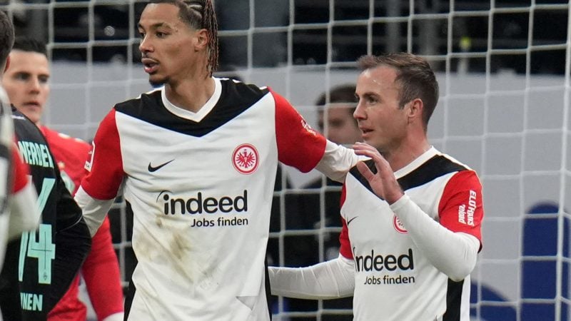 Mario Götze (r) schoss in seinem 100. Pflichtspiel die Führung für Eintracht Frankfurt gegen Werder Bremen.