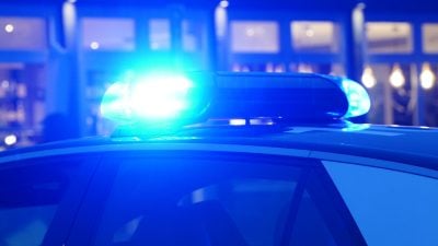 Mit Vierjährigen auf Schoß fährt Mann Polizisten in Sachsen-Anhalt an