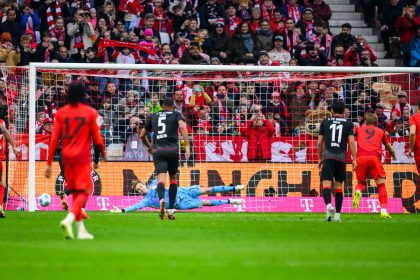 Kane versenkt Elfer in der Ecke, die Berlins Torwart anzeigt