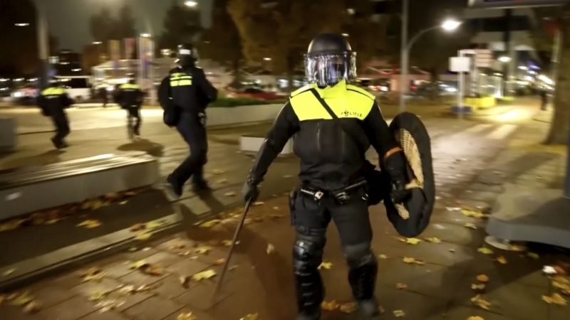 In diesem Videostandbild patrouillieren Polizisten in Einsatzkleidung durch die Straßen von Amsterdam.