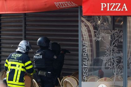 Paris: Bewaffneter Mann verschanzt sich mit Arbeitern in Lokal