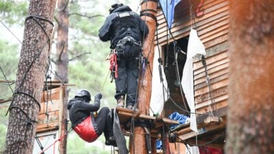 Höhenretter der Polizei sind bei der Räumung des Protestcamps der Tesla-Gegner an einem Baumhaus im Einsatz.