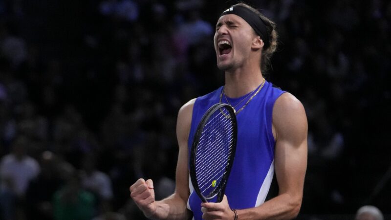 Alexander Zverev jubelt über den Finaleinzug in Paris.