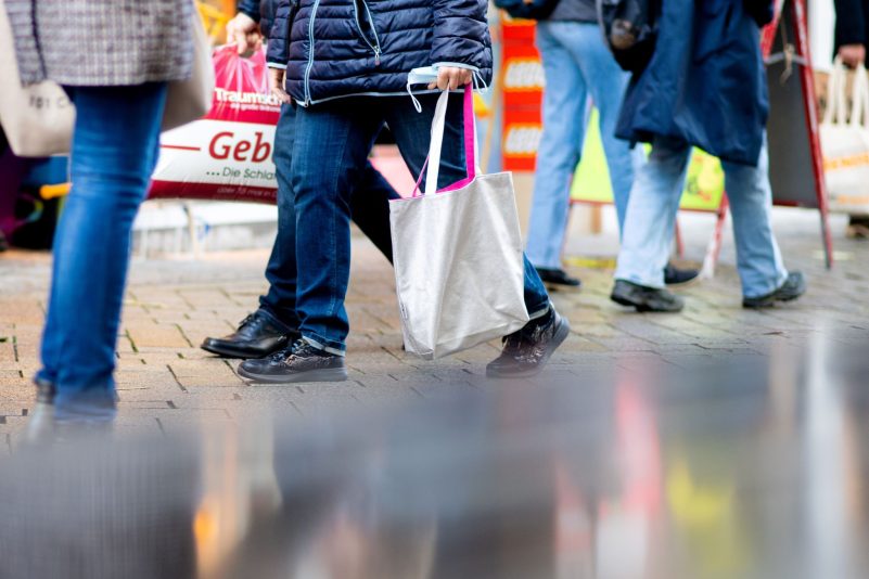 Laut HDE-Konsumbarometer hellt sich die Verbraucherstimmung leicht auf.