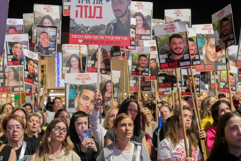 Angehörige der Geiseln fordern einen Deal mit der Hamas in Gaza.