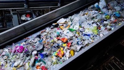 Selbst wenn Plastik gesammelt wird: Es gibt noch nicht die technischen Möglichkeiten haben, diverse Kunststoffe zu recyceln