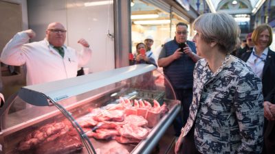 Wahlkampf an der Fleischtheke: Die frühere Regierungschefin Theresa May besuchte den Smithfield Market.