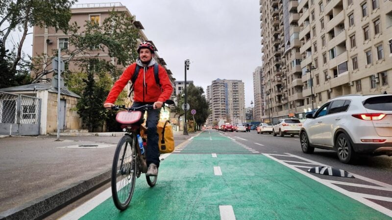 In Baku eher selten: gut ausgebaute Radwege.