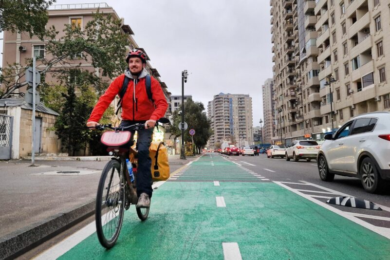 In Baku eher selten: gut ausgebaute Radwege.