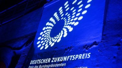 Zukunftspreis geht an Forscher mit smarten Autoscheinwerfer