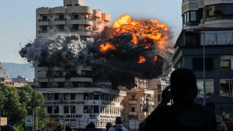 Moment der Zerstörung: Ein israelischer Luftangriff hat ein Gebäude in Chiyah, einem südlichen Vorort von Beirut, getroffen