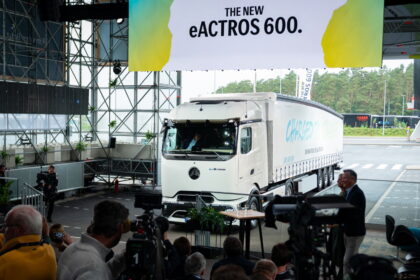 Daimler Truck produziert E-Lkw für Fernverkehr in Serie