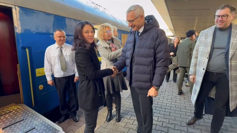 Außenministerin Annalena Baerbock (Grüne) trifft zu einem Solidaritätsbesuch in Kiew ein.