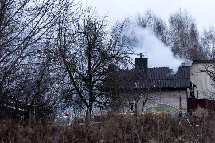Bei dem Absturz des Flugzeugs trafen Trümmerteile auch ein Wohnhaus.