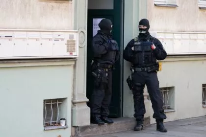 Acht mutmaßliche rechtsextreme Terroristen festgenommen