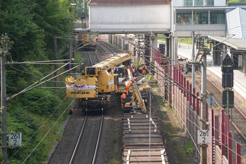 Schon jetzt wird auf der Strecke zwischen Hamburg und Berlin fleißig gebaut - im kommenden Jahr ist der Korridor erneut gesperrt. (Archivbild)