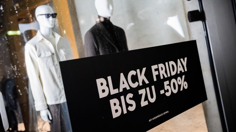 Mehr als 80 Prozent der Menschen in Deutschland wollen die Rabattaktionen rund um den Black Friday nutzen und auf Schnäppchenjagd gehen.