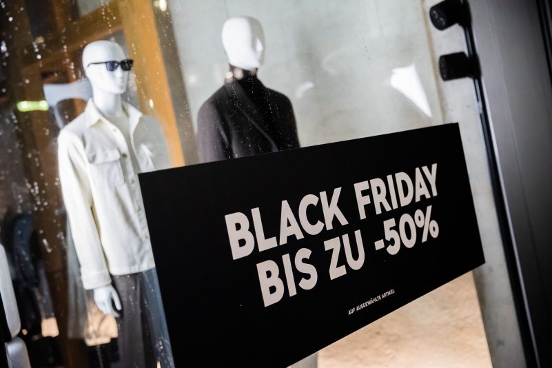 Mehr als 80 Prozent der Menschen in Deutschland wollen die Rabattaktionen rund um den Black Friday nutzen und auf Schnäppchenjagd gehen.