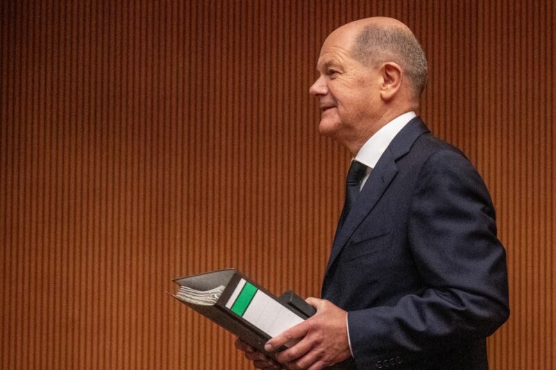 Bundeskanzler Olaf Scholz (SPD) bringt einen Aktenordner mit Unterlagen mit zu seiner Vernehmung als Zeuge im Afghanistan-Untersuchungsausschuss des Bundestages.