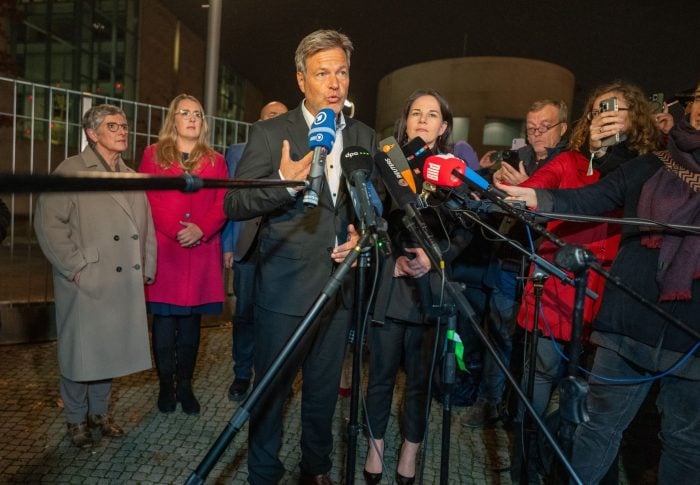 Bundeswirtschaftsminister Robert Habeck (Grüne) nach der Ankündigung des Bundeskanzlers.