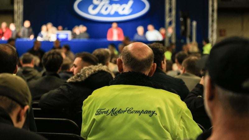 Ford-Mitarbeiter warten auf den Beginn der Betriebsversammlung.