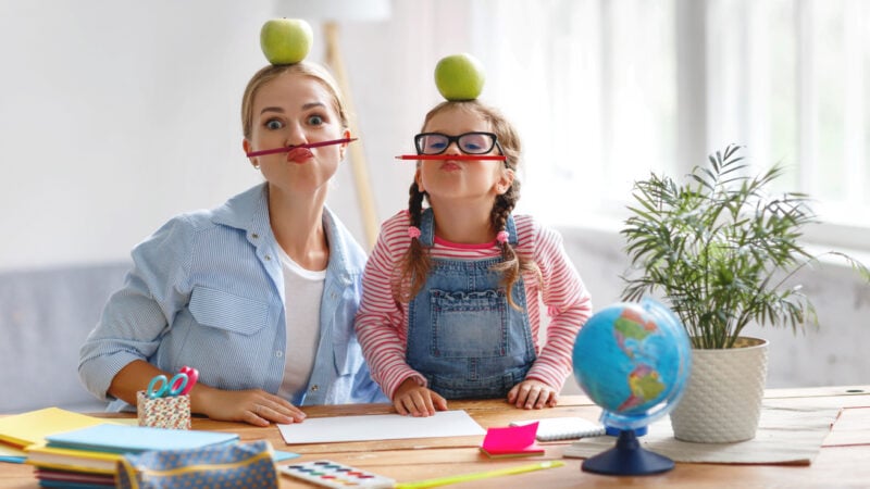 Humor für Fortgeschrittene: Apfel und Bleistift müssen in Balance gehalten werden. Wenn einer lacht, haben beide gewonnen. Foto: evgenyatamanenko/iStock