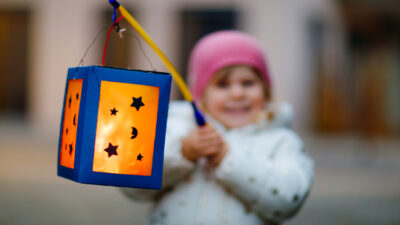 Martinsumzug: Echte Kerzen in Lampions gut sichern – LED für Kleinkinder ratsam