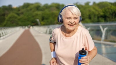 Lebensfreude bis ins hohe Alter: 5 Übungen für die Generation 80 plus