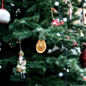 Gärtner stellt heimlich Weihnachtsbaum vor Kita – Strafanzeige wegen Hausfriedensbruch