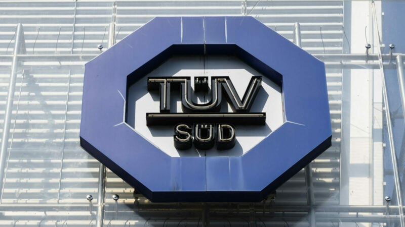 Logo von TÜV SÜD am Institut für Kunststoffe in München.