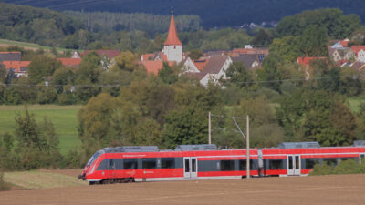 Tasche in Bahn vergessen: Mann stellt sich auf Gleise und erzwingt Bremsung