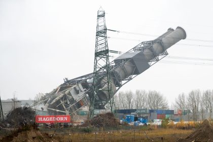 Rückbau des Kraftwerks Moorburg: Kamine kontrolliert gesprengt
