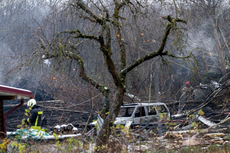 Einsatzkräfte und Rauch an der Absturzstelle
